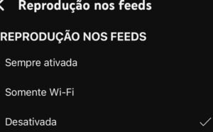 Menu "Reprodução nos feeds" com a opção "Desativada" marcada, ideal para economizar dados e bateria enquanto navega.