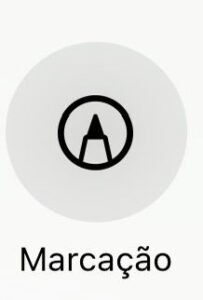 Ícone da ferramenta "Marcação" do iOS, representado por uma ponta de caneta dentro de um círculo preto em fundo cinza.