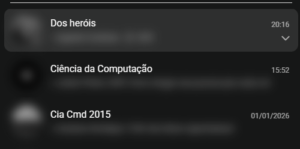 Demonstração do efeito de desfoque (blur) em uma lista de conversas do WhatsApp Web, ocultando o conteúdo das mensagens e nomes.