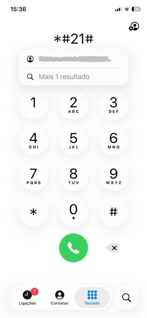 Interface do discador do iPhone exibindo o código "asterisco jogo da velha 21 jogo da velha" para verificar desvios de linha.
